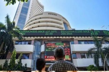 Stock market crashes, Sensex drops 930 points, investors lose Rs 10 lakh crore