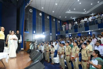 CM Mamata took class of people in uniform, DG Rajiv Kumar was also reprimanded