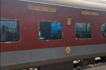 Miscreants pelted stones on Tapaswini Express, glass of AC coach broke;