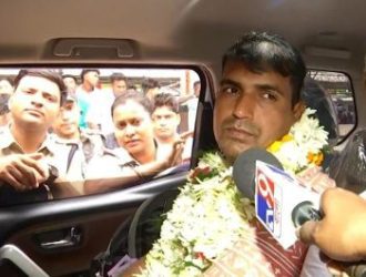 The jawan who returned from Pakistan's captivity was given a grand welcome with garlands of flowers at Howrah station