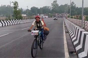 Sachin from Nepal set out on a bicycle for the Amarnath Yatra