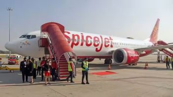 2 passengers tried to forcefully enter cockpit on Delhi-Mumbai SpiceJet flight, deboarded