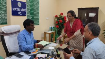 Deputy Commissioner Ranchi Mr. Manjunath Bhajantri did a surprise inspection of Block cum Zonal Office Ratu