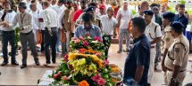 Deputy Commissioner Ranchi Shri Manjunath Bhajantri paid floral tribute to the mortal remains of Shri Ramdas Soren and paid him emotional tribute