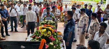 Deputy Commissioner Ranchi Shri Manjunath Bhajantri paid floral tribute to the mortal remains of Shri Ramdas Soren and paid him emotional tribute