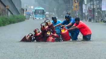 Mumbai is in a bad state due to record 300 mm rain, air and rail services affected