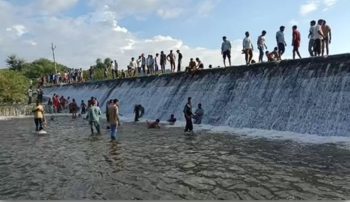 Rajasthan Raipur dam becomes a picnic spot, crowd gathered to see the overflow, security arrangements missing