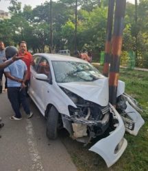 A speeding car rammed into an iron pole near Morabadi Maidan.