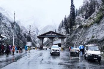 Himachal Pradesh receives snowfall 20 days ahead of schedule, leaving the mountains covered in a blanket of white;tourists are delighted.