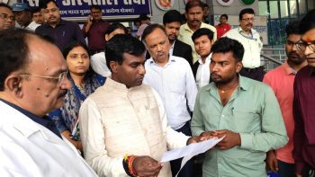 Ranchi DC Shri Manjunath Bhajantri conducted a surprise inspection of Sadar Hospital, Ranchi.