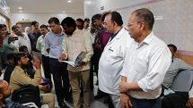 Ranchi DC Shri Manjunath Bhajantri conducted a surprise inspection of Sadar Hospital, Ranchi.