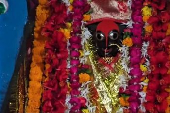 Varanasi Devotees flocked to see Maa Siddhidatri on Mahanavami, and the temple complex echoed with chants of Maa.