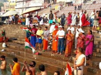 The first batch of the delegation participated in a cleanliness drive at Kedar Ghat along with Namami Gange volunteers.