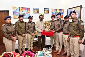 Administrative and police officers paid a courtesy call on Chief Minister Hemant Soren. They all extended their greetings and best wishes to the Chief Minister for the New Year 2026.