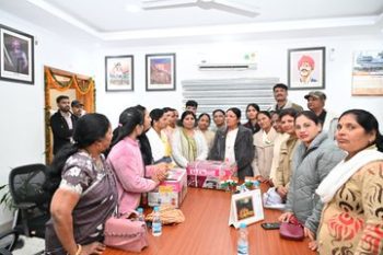 On the occasion of the 77th Republic Day, Minister of State for Women and Child Development, Smt. Savitri Thakur, met with Anganwadi workers from Madhya Pradesh who had come to New Delhi.