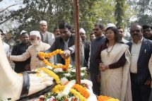 On the occasion of the death anniversary of the Father of the Nation, Mahatma Gandhi (Martyrs' Day), the Ranchi district administration offered garlands and floral tributes at his statue.