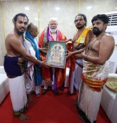 The Prime Minister met with the priests of the Sowmyanarayana Perumal Temple.