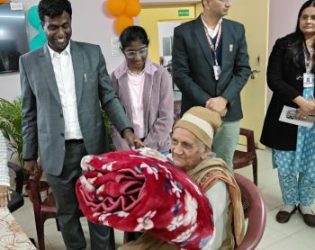 The Ranchi district administration has made extensive arrangements for distributing blankets and setting up bonfires to provide relief from the cold wave (3)