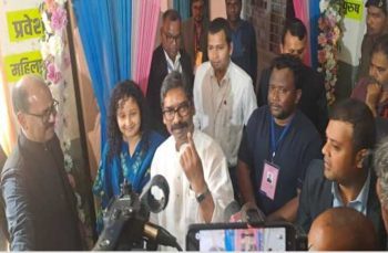 Municipal elections CM Hemant Soren casts his vote with his wife Kalpana