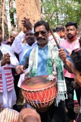 Chief Minister Shri Hemant Soren participated in the 'Baha Festival' organized in his native village Nemra.