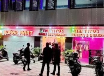 Criminals opened fire at a hotel in Ranchi, killing a waiter.