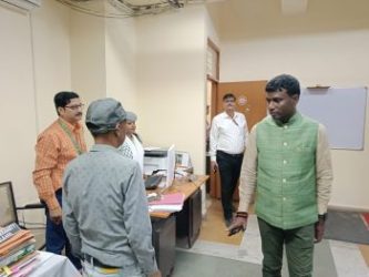 Surprise inspection of various offices located in the Collectorate after the Holi holiday