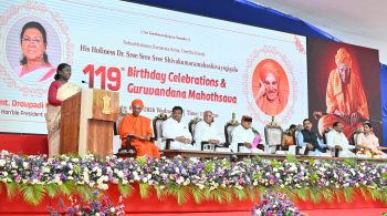 The President participated in the 119th birth anniversary celebrations and Guruvandan Mahotsav of Dr. Sri Sri Shivakumara Mahaswamiji.
