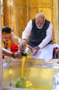 The Prime Minister offered prayers and performed worship at the Baba Vishwanath Temple, praying for the prosperity and good health of all fellow citizens.