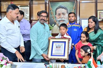 Chief Minister honored talented child swimmer Ishank Singh for his historic achievement by presenting him a check of Rs 5 lakh, a corset and a memento.