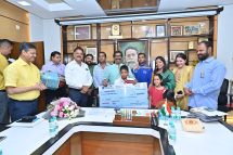 Chief Minister honored talented child swimmer Ishank Singh for his historic achievement by presenting him a check of Rs 5 lakh, a corset and a memento.