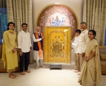 The Prime Minister met Andhra Pradesh Chief Minister Shri N. Chandrababu Naidu and his family in Hyderabad.