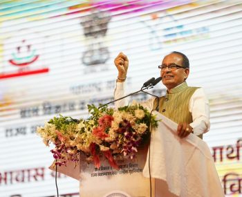 Union Minister Shivraj Singh Chouhan, from Satara, presents a gift to Maharashtra A proud 'Griha Pravesh' (house-warming ceremony) for 500,000 rural families in Maharashtra into their permanent homes.