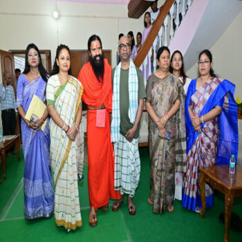 Governor Santosh Kumar Gangwar reached Nemra and paid a heartfelt tribute to Rupi Soren.